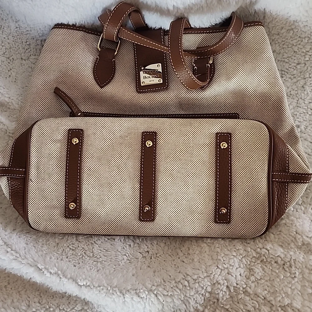 Dooney and Bourke purse - Picture 4 of 6